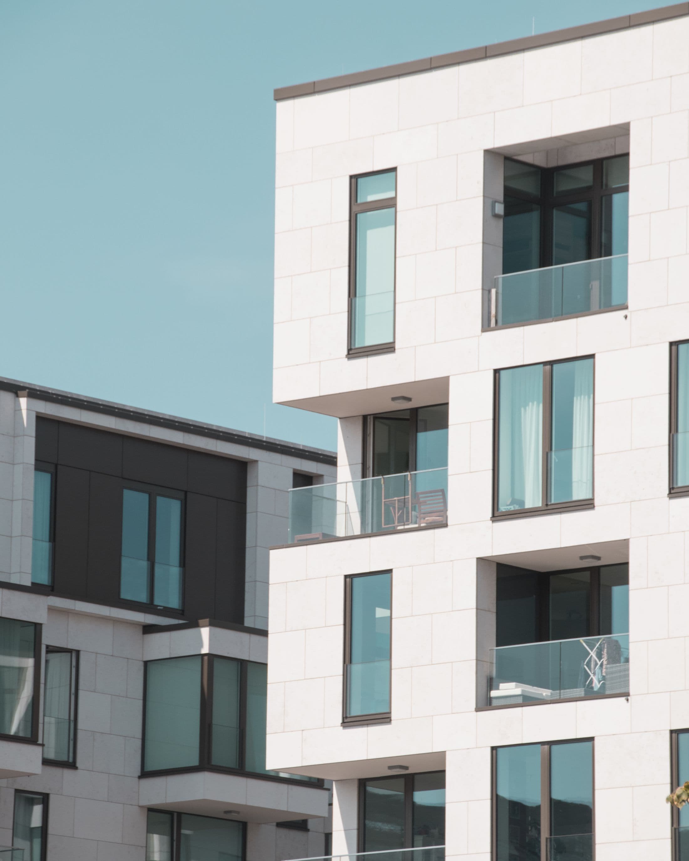 Immeubles résidentiels modernes avec balcons vitrés